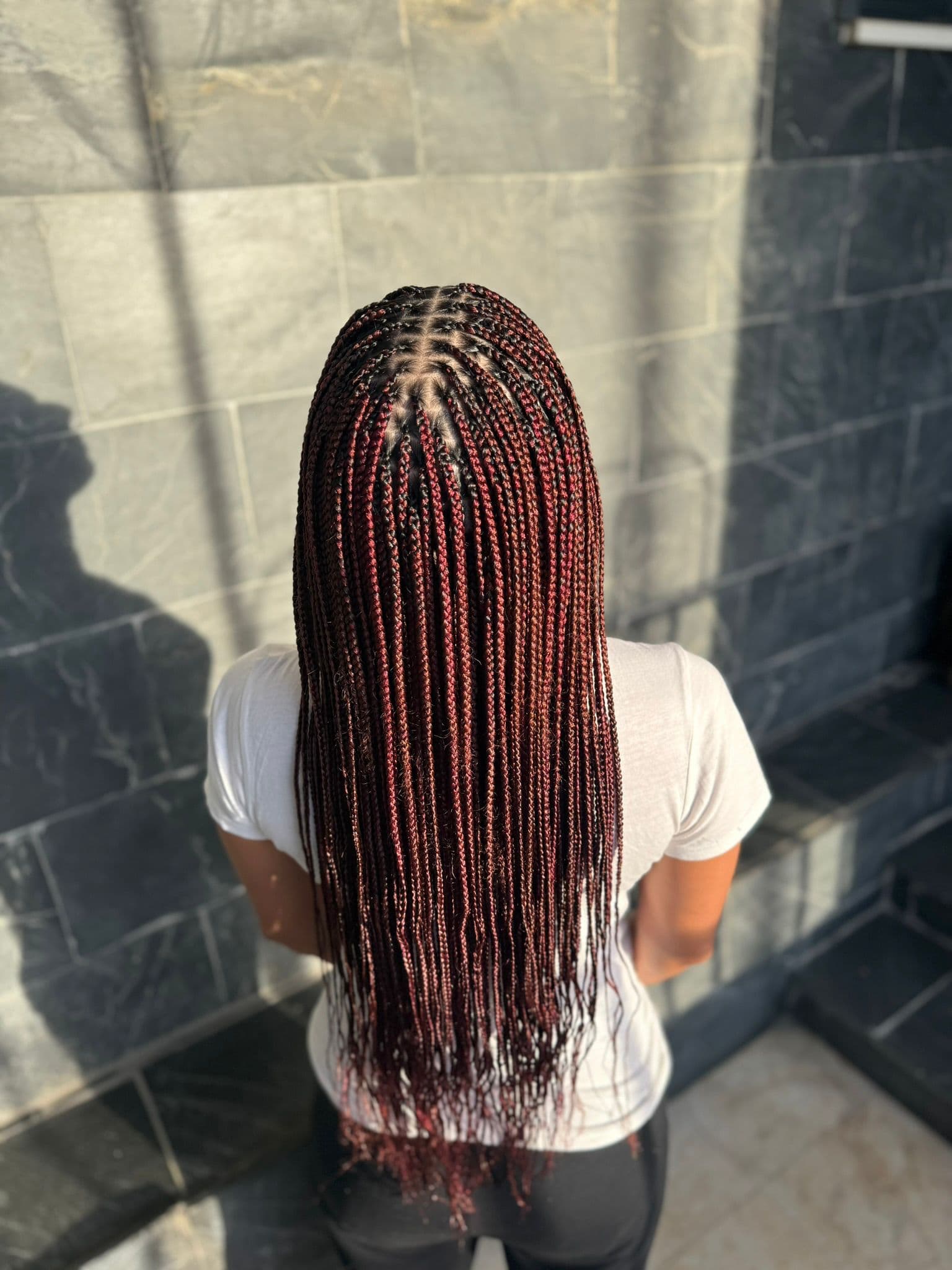 Twists largos y finos con un look urbano